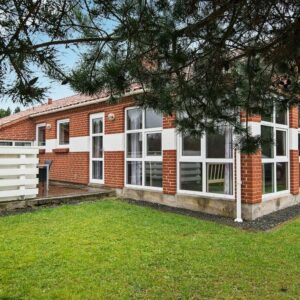 Großzugiges Cottage mit Swimmingpool in Glesborg