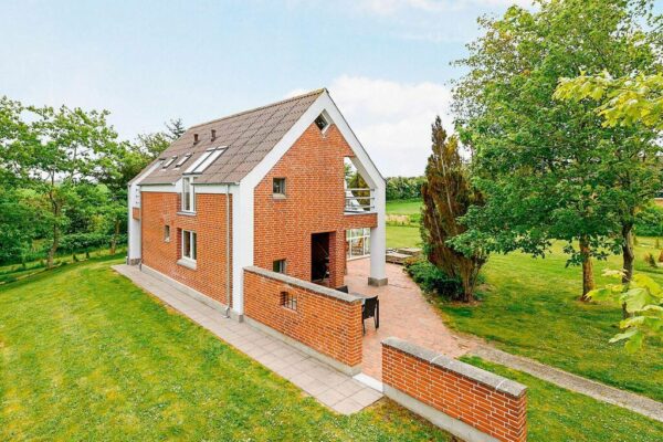 Modernes Ferienhaus in Farso mit Swimmingpool.