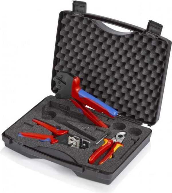 KNIPEX 97 91 03 Elektriker Werkzeugkoffer bestückt B x H T 345 80 280 - Werkzeugkoffer für Photovoltaik· Bestückt mit Werkzeugen für die Photovoltaik· Mit Präzisions-Abisolierzange 12 12 11 mit Formmessern für kleinere Abisolierwerte 1,5 / 2,5 / 4,0 / 6,0 mm²· Mit Kabelschere 95 16 165 für Cu-Kabel bis Ø 15 mm· Mit Crimp-Systemzange 97 43 200 A für auswechselbare Crimpeinsätze Crimpdruck ist werkseitig präzise eingestellt (kalibriert)· Ohne Crimpeinsätze - für individuelle Bestückung - bitte separat bestellen (siehe Art.-Nr. 97 49..)· Mit Montagewerkzeug (Innensechskantschlüssel) zum Wechseln der Crimpeinsätze· Schlagfester Kunststoffkoffer· Schaumstoffeinlage mit Mulden für die Aufnahme der Werkzeuge - für Crimpeinsätze (nicht enthalten) und PositionierhilfenTechnische Daten: Anwendungsbereich (Werkzeug): Elektriker · Gewicht: 1964 g · Produkt-Art: Werkzeugkoffer bestückt · Produktabmessung - Breite: 345 mm · Produktabmessung - Höhe: 80 mm · Produktabmessung - Tiefe: 280 mm (97 91 03)